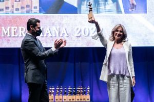 El presidente de la Junta, Juanma Moreno, entrega el galardón a Sandra Golpe. Foto: Instituto Andaluz de la Mujer