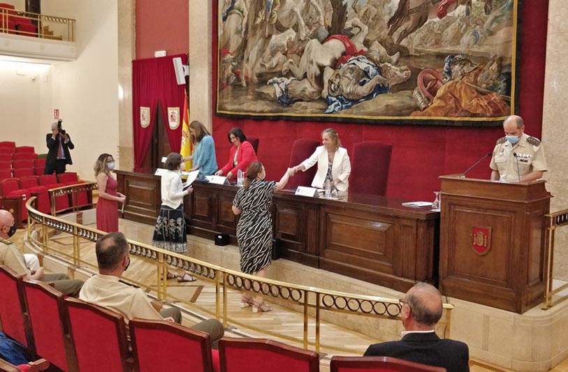 entrega diplomas-jornadas seguridad y defensa