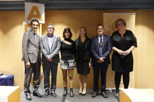Daniel Guindo y Olga Briasco recogen su galardón en los V Premios Periodismo Sanitario.