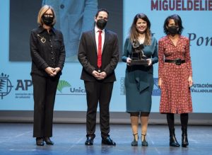 Lola Pons recoge el Premio Miguel Delibes en la edición del pasado año.