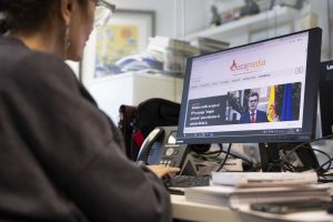 Una periodista de Servimedia trabaja en el nuevo portal 'Discamedia.es'. Foto: Jorge Villa / Servimedia