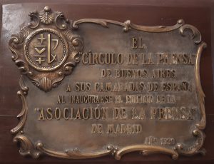 Placa conmemorativa regalada por el Círculo de la Prensa de Buenos Aires con motivo de la inauguración de Palacio de la Prensa, que actualmente se expone en el 'hall' de la sede actual de la APM. (1930). Fuente: Patrimonio APM.