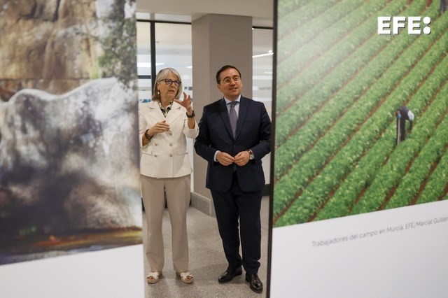 MADRID, 08/05/2023.- La presidenta de la Agencia EFE, Gabriela Cañas (i), habla con el ministro de Asuntos Exteriores, José Manuel Albares (i), durante la inauguración de la exposición 