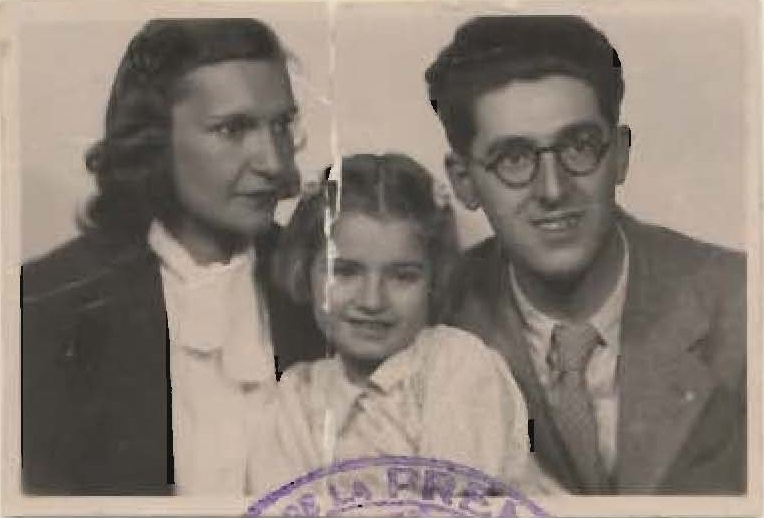 Foto 1. Fotografía de familia: su esposa, la escultora Pilar Calvo Rodero; su hija Diana y Alfredo Marqueríe, vocal bibliotecario de la APM. Fuente: Archivo de la APM.