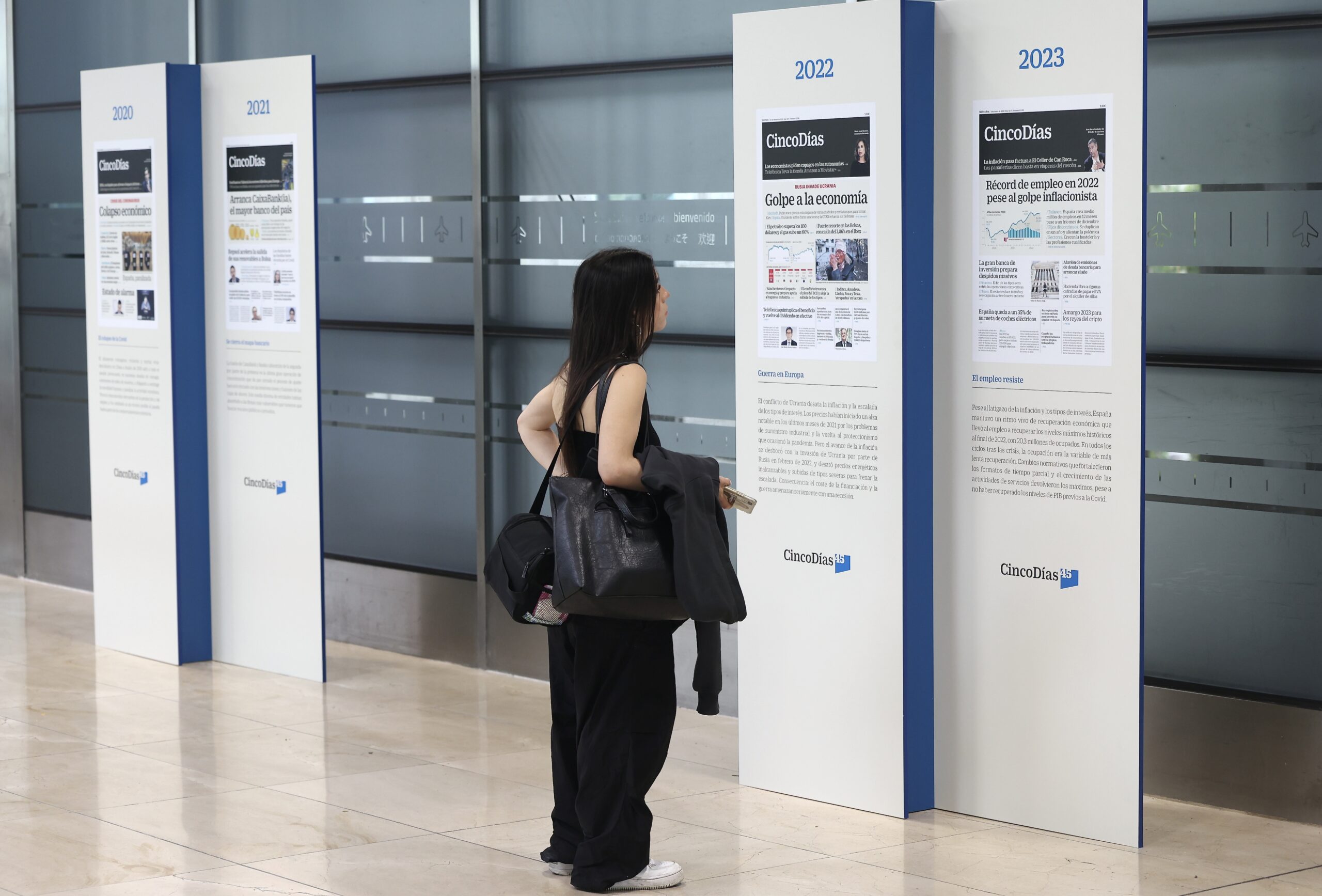 exposción de 45 años de Cinco Días, en el aeropuerto de Barajas.