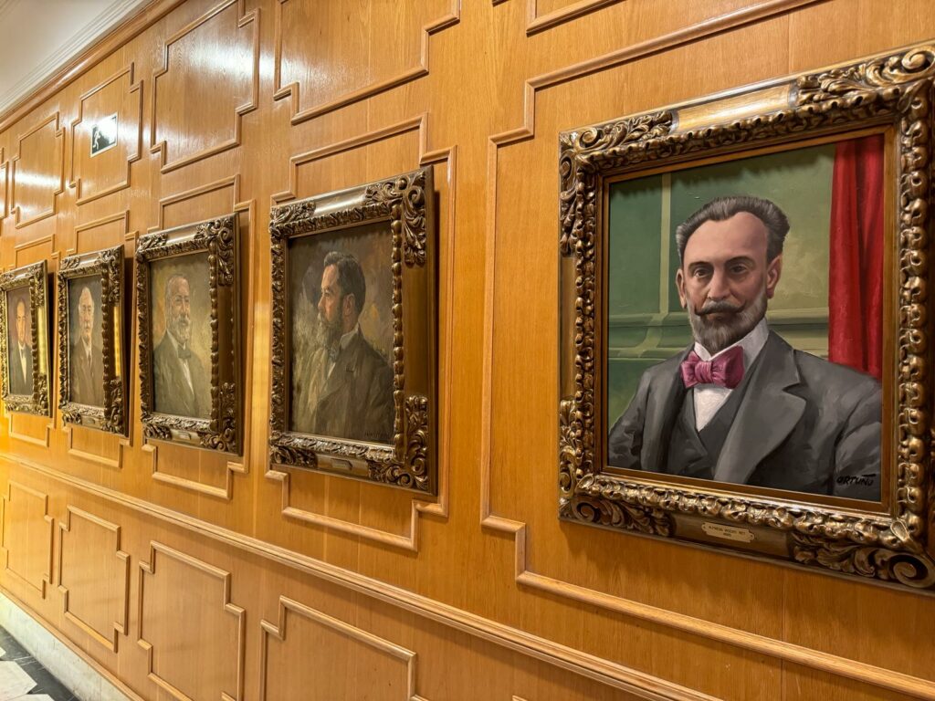 Actual galería de presidentes situada en la planta principal del palacete. En un lugar preeminente figura Alfredo Vicenti, fundador de la Asociación que formó parte de diferentes Juntas Directivas. Foto: APM