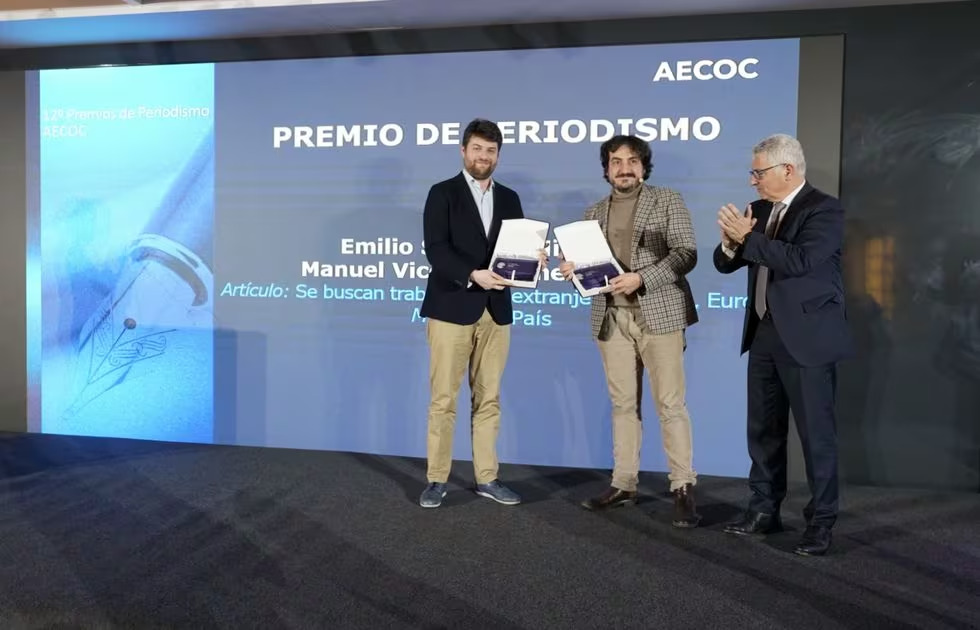 De izq. a drcha., Emilio Sánchez y Manuel Vicente Gómez recogiendo el Premio AECOC de Periodismo. Foto: Carlos Martin Morcillo