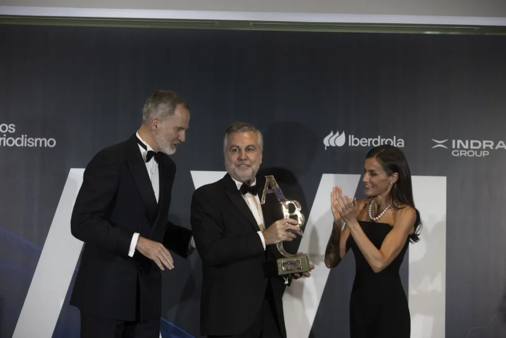 Carlos Alsina recibe el premio de mano de los Reyes. Foto: Tania Sieira