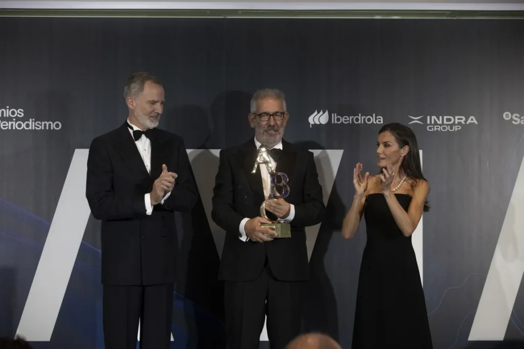 Los Reyes hacen entrega del premio Mingote a Txema Rodríguez. Foto: Tania Sieira