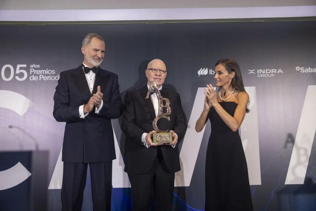 Jorge Fernández, en el momento de recibir el premio. Foto: Tania Sieira