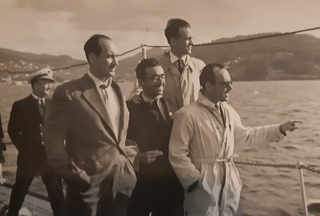 Matías Prats a bordo de un destructor, en la ría de Pontevedra, junto con Enrique Thomas de Carranza, Faustino G. Aller y Francisco Narbona (1948). Fuente: Archivo APM