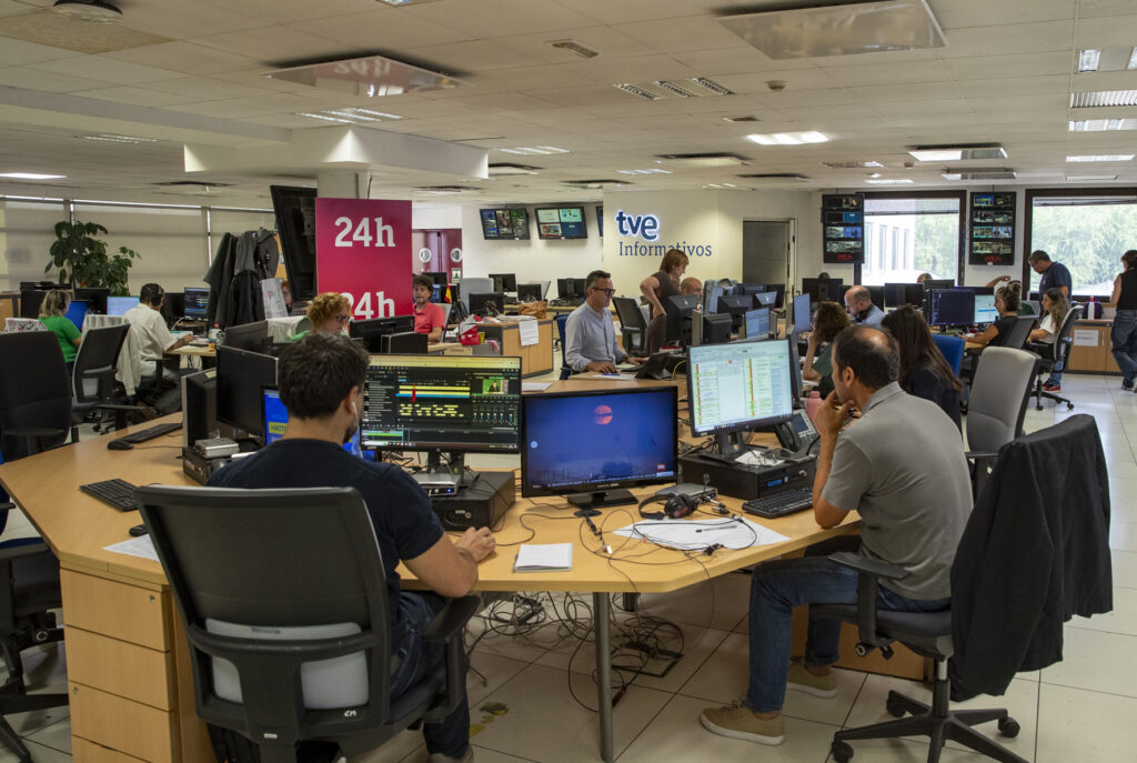 Mesa de redacción de informativos en Torrespaña. Foto RTVE