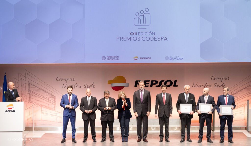 Ganadores y finalistas de la XXII edición del premio Codespa 2024, junto a S.M. el Rey Don Felipe VI. Foto: Codespa