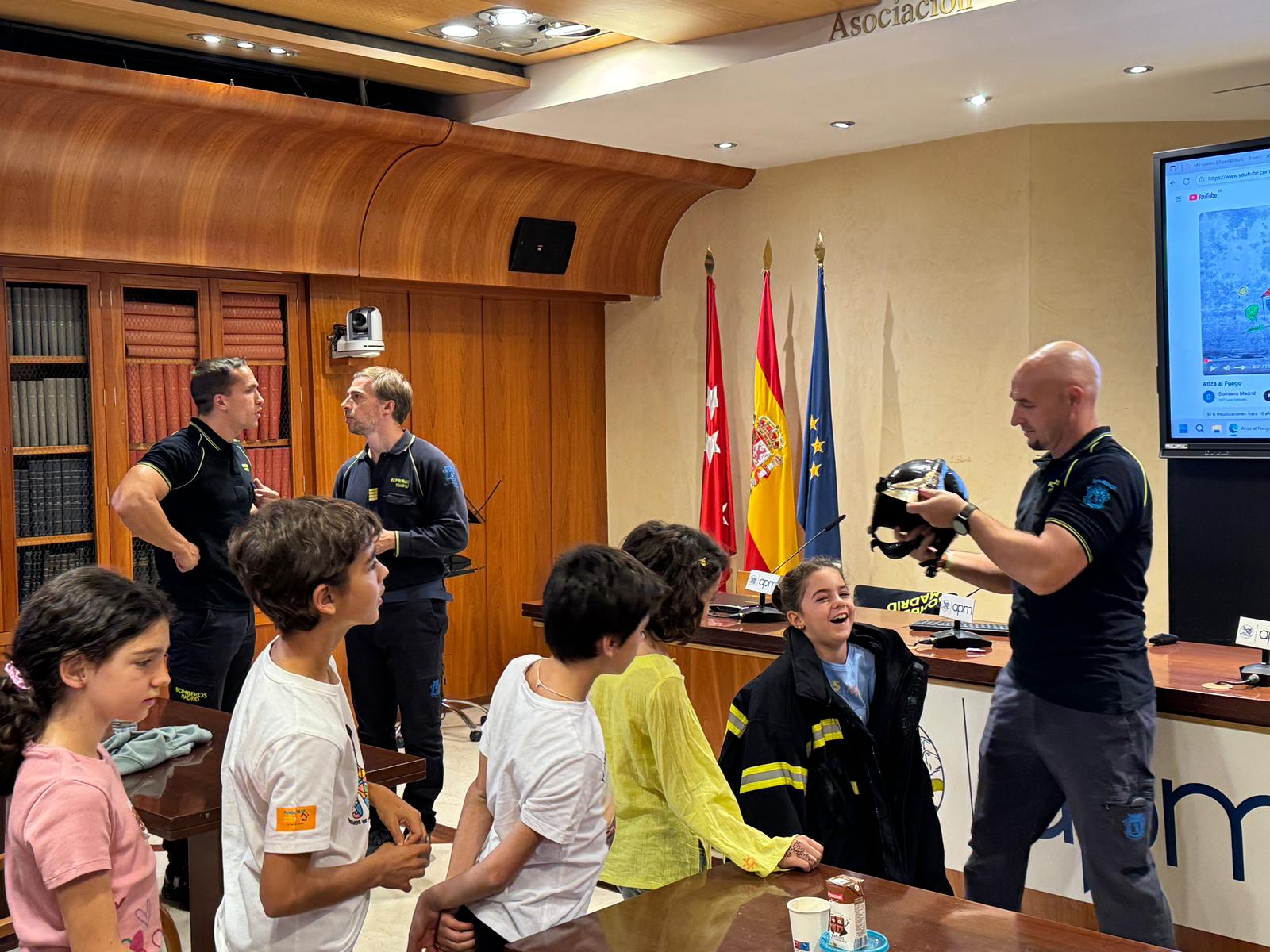 Los pequeños probándose el uniforme de los bomberos. Foto: APM