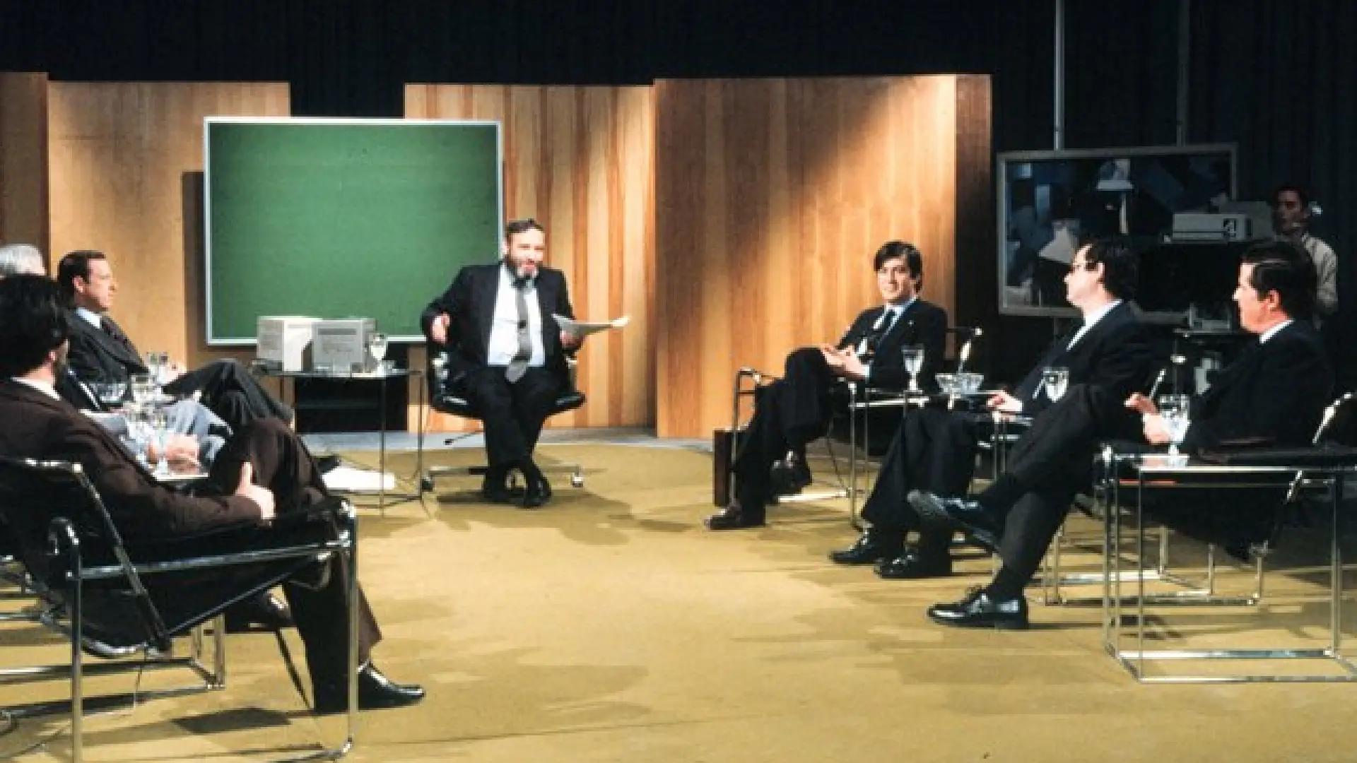 Momento de un programa de 'La Clave' con su habitual formato de debate. Imagen incluida en el documental