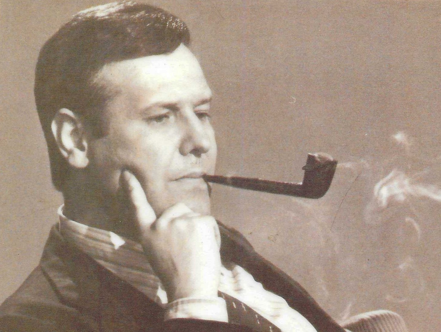 José Luis Balbín, con su icónica pipa. Imagen incluida en el documental