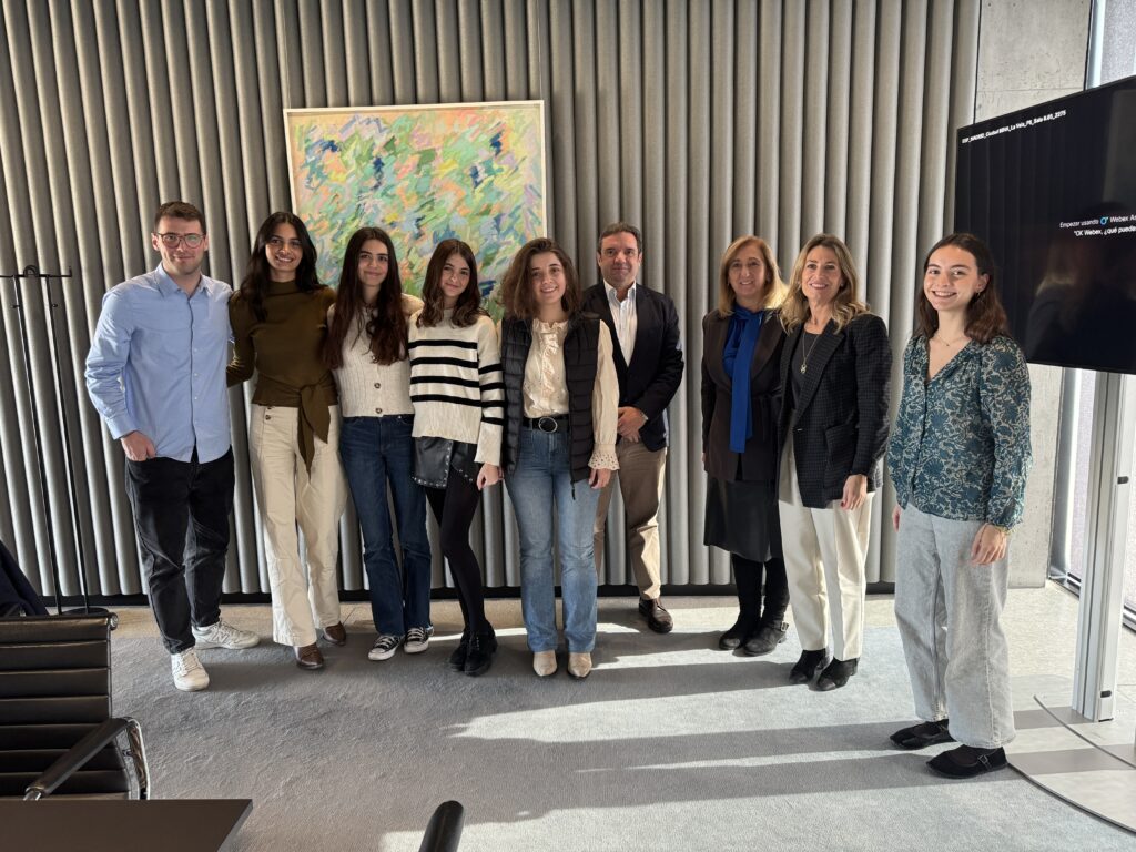 De izq. a drcha.: Lorenzo Bizzego, Jimena de la Rosa, Claudia Murillo, Laura Moreno, María Sánchez, Francisco Sierra, Elizabeth Franco, Mónica Villar y Almudena Martín. Foto: APM