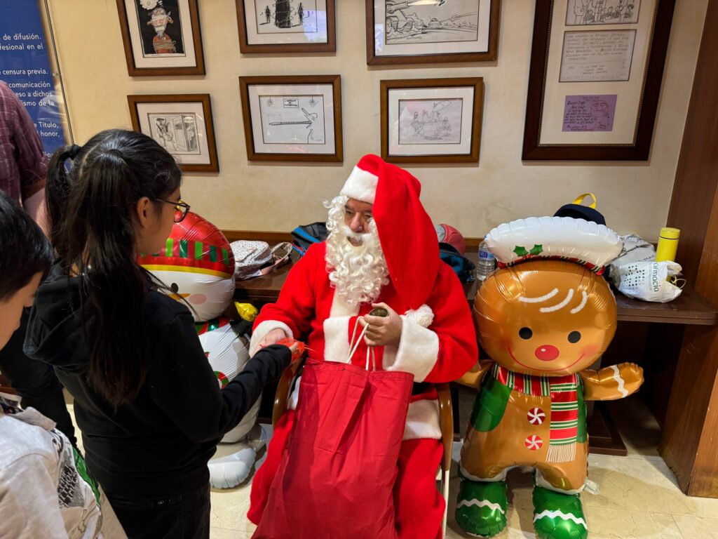 Papá Noel entregando regalos. Foto: Fernanda Muñoz / APM