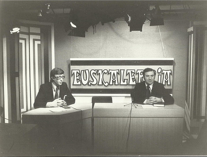 Pequeño plató en el que se hacía el programa, con dos de sus presentadores: Eduardo Uriarte y José Mari Iriondo