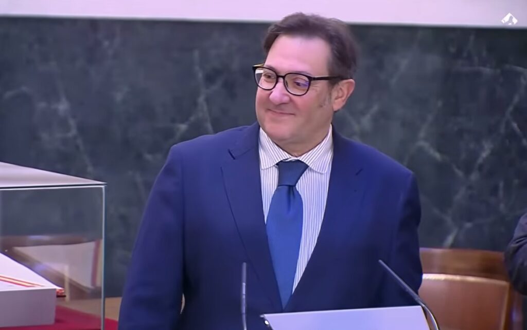 Javier Calvo, durante el discurso. Imagen del Canal Parlamentario