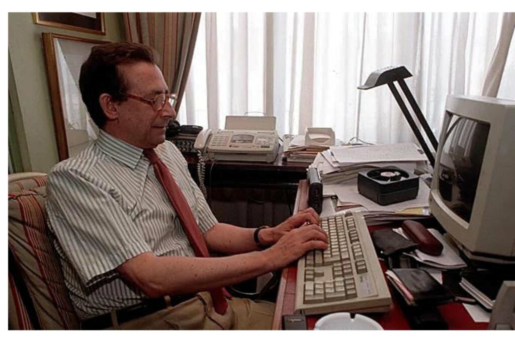 Alfonso Ussía, fotografiado en su casa de Madrid, en el año 2000. Foto: Archivo ABC