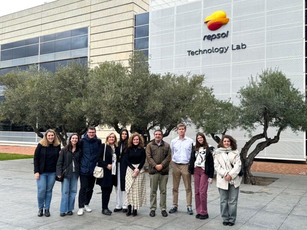 Foto de familia de la visita al Repsol Technology Lab. Foto: Fernanda Muñoz / APM