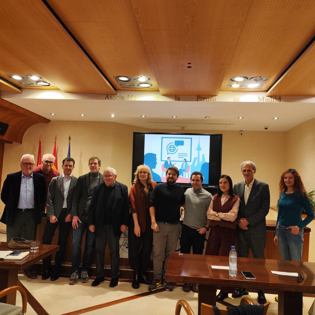 Foto de familia de los participantes en la jornada 'El futuro de la comunicación'. Foto: APM