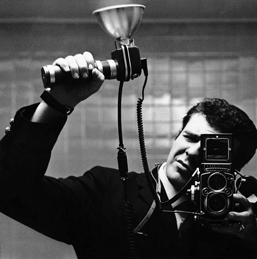 Autorretrato de Raúl Cancio. 'Creo que la vida es en color y la fotografía es en blanco y negro', afirma el fotoperiodista en este capítulo del pódcast.