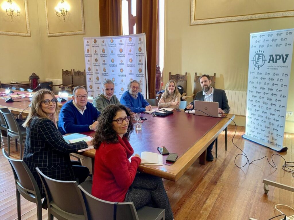 El jurado del 29.º Premio Nacional de Periodismo Miguel Delibes reunido para fallar el galardón. Foto: APV