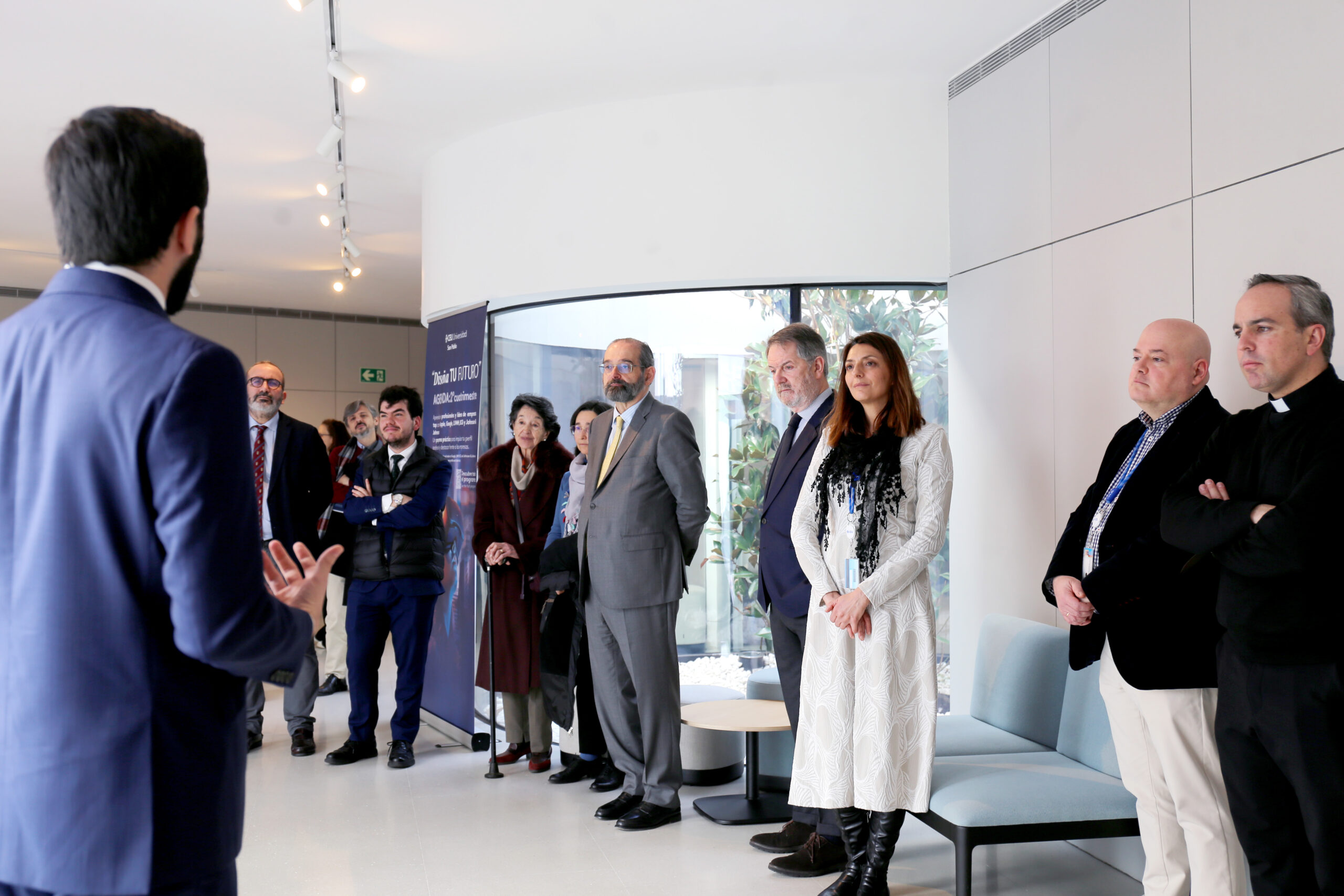 Asistentes a la inauguración de la exposición