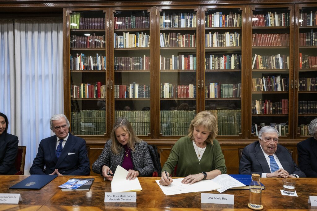 María Rey, presidenta de la APM, y Rosa María López-Maroto, directora y legataria del Memorial Museo Escultor Don Santiago de Santiago de la FCIII, firman el convenio de donación. Foto: Miguel Berrocal / APM
