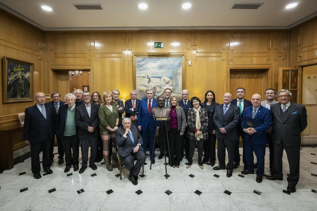 Luis María Anson, junto a miembros de Junta Directiva de la APM y miembros de la FCIII, alrededor del busto, obra de Santiago de Santiago. Foto: Miguel Berrocal / APM