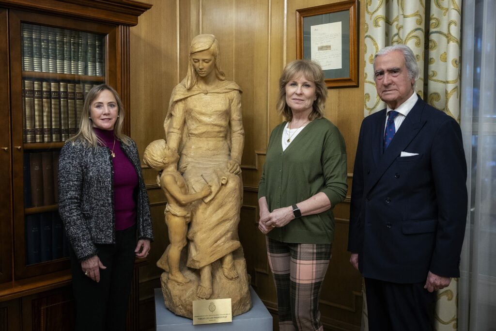 María Rey, Rosa María López-Maroto y Carlos Escudero de Burón, junto a la 'Virgen de los Periodistas'. Foto: Miguel Berrocal / APM