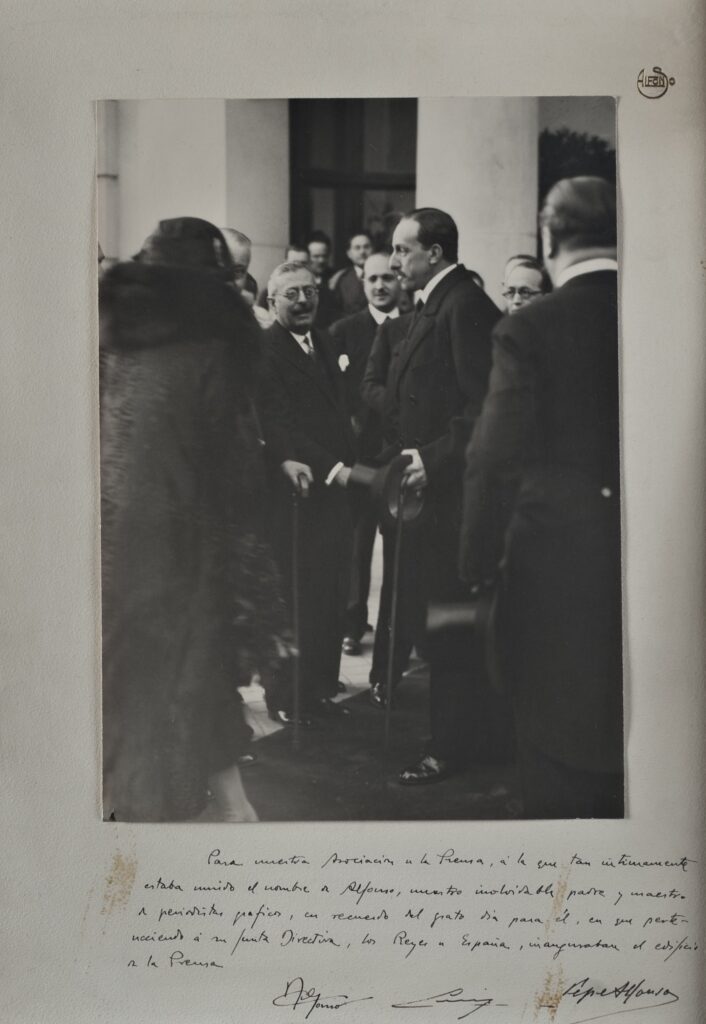 Imagen de la inauguración del Palacio de la Prensa en abril de 1930, con una dedicatoria de los hijos del autor de la foto: Alfonso Sánchez García. Fuente: Archivo APM