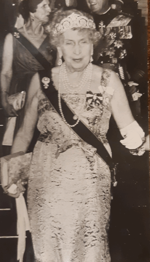 La reina Victoria Eugenia en una gala luciendo la tiara de Cartier. Foto: Torremocha (s.a). Fuente: Archivo APM