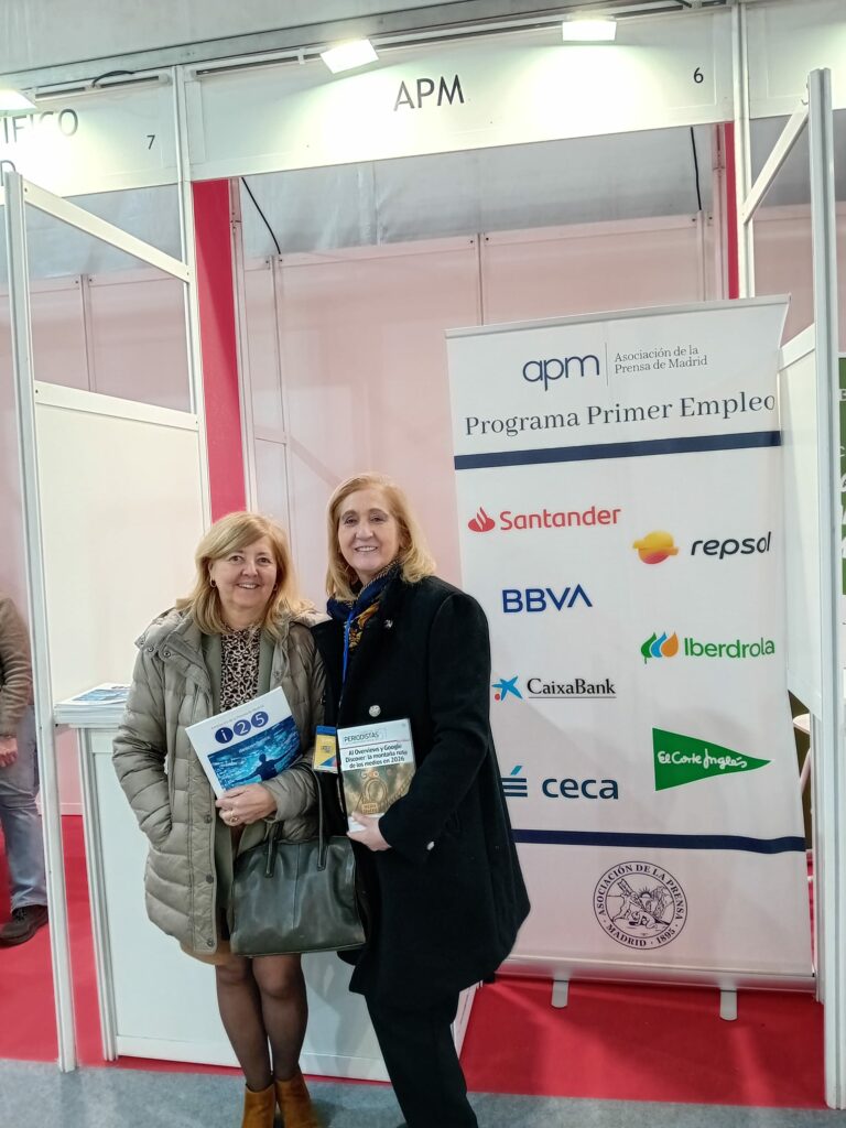 Carmen Salgado, vicedecana en la UCM, junto a Elizabeth Franco, de Formación y Empleo de la APM, en el estand. Foto: APM