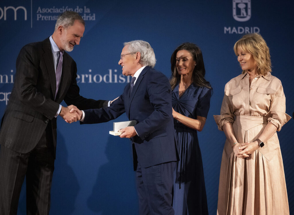 Don Felipe, Fernando Ónega, Doña Letizia y María Rey, en la entrega de los Premios APM de Periodismo 2024. Foto: Miguel Berrocal / APM