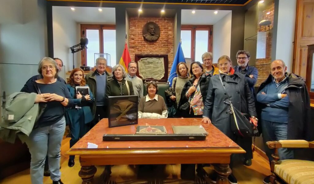 Foto de familia durante la visita al Centro General Marvá. Foto: APM