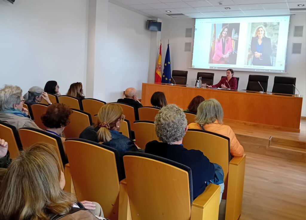 Charla explicativa en el salón de actos de la sede. Foto: APM