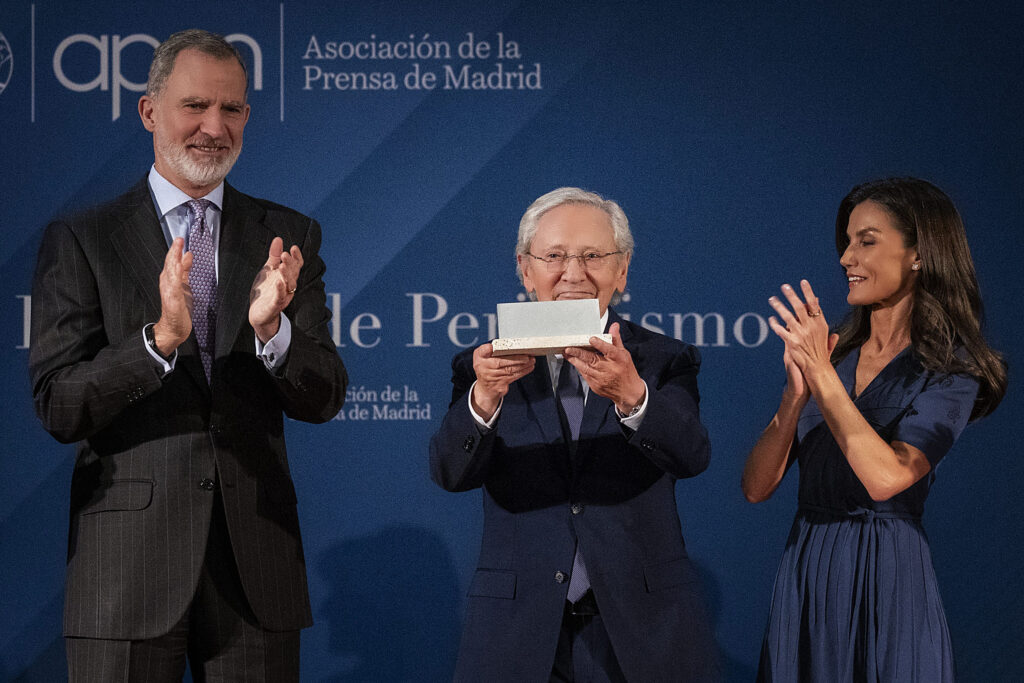 Los Reyes entregan a Fernando Ónega el Premio APM de Honor 2024. Miguel Berrocal / APM