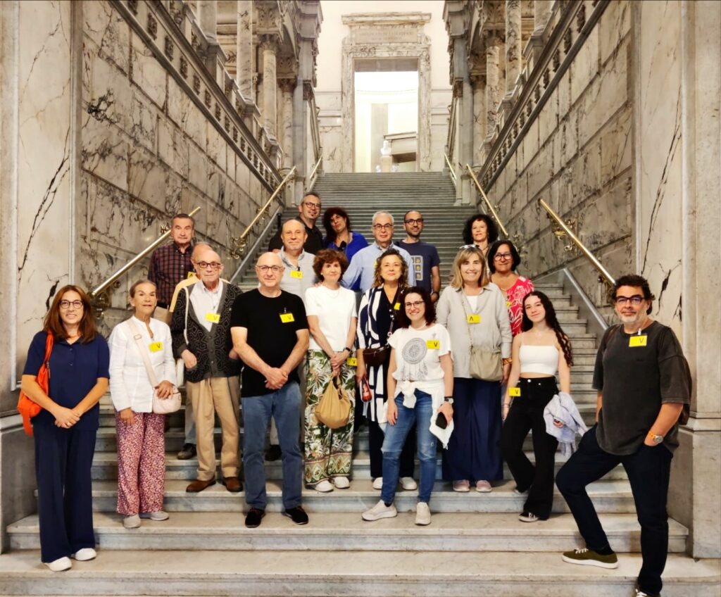Los asociados de la APM, en la Escalera de la Reina del Banco de España. Foto: APM