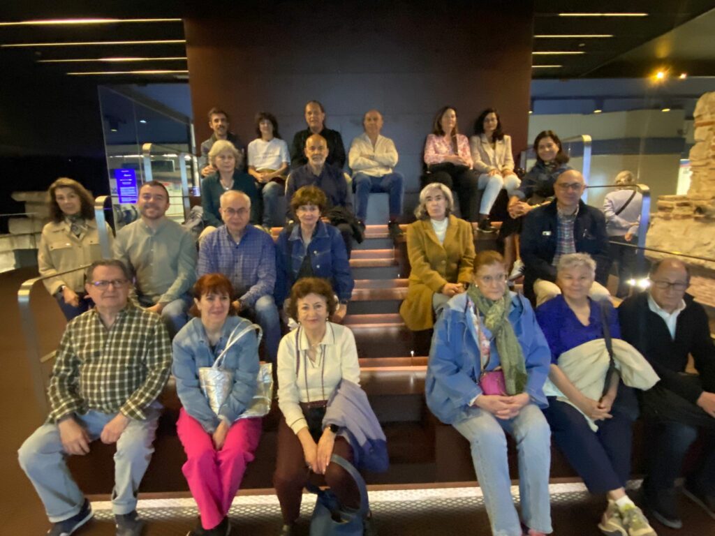 Foto de familia de los socios de la APM en el Museo del Metro Los Caños del Peral. Foto: APM