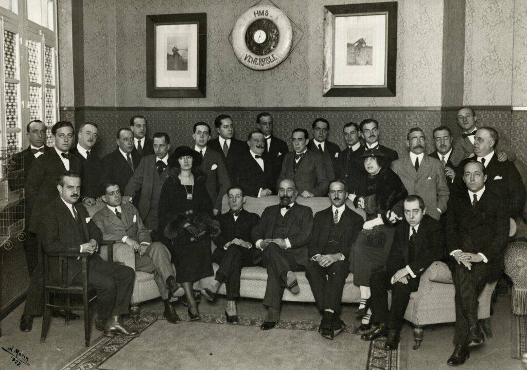 Redacción fundacional de Informaciones (1922). De izquierda a derecha: sentados, José García Mercadal, Arturo Mori Sala, María de Munárriz, Alfonso Lapena Casaña, Leopoldo Romeo Sanz -fundador-, Blas Aguilar Alvarado, Magda Donato (seudónimo de Carmen Nelken Mansberger), Francisco Aznar Navarro y Santiago Vionardell Palau. De pie: José Romero Sanz, Luis Armiñán Odriozola, Echea (seudónimo de Enrique Martínez Echevarría), Adolfo Dura Abad, Guillermo Perrín Vico, Tito (seudónimo de Exoristo Salmerón García), Joaquín Soriano y Guerrero, Serafín Adame Martínez, Eugenio Sellés Rivas, Juan Manuel Palacios García, Mariano Muro de Zaro, Francisco Gómez Hidalgo, Antonio Suárez-Inclán y Prendes, Emilio Cereceda y Rey, Miguel Portolés García, Alberto Aguilera y Arjona, Enrique Marín Sevilla, Serafín Adame García del Barrio (APM). Foto: L. Marín / Archivo de la APM (donación del Dr. Pedro González Onandía).