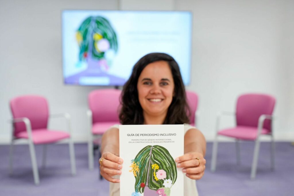 Lucía Quiroga y su libro 'Guía de periodismo inclusivo'. Foto: Marian León / Instituto de Mujeres