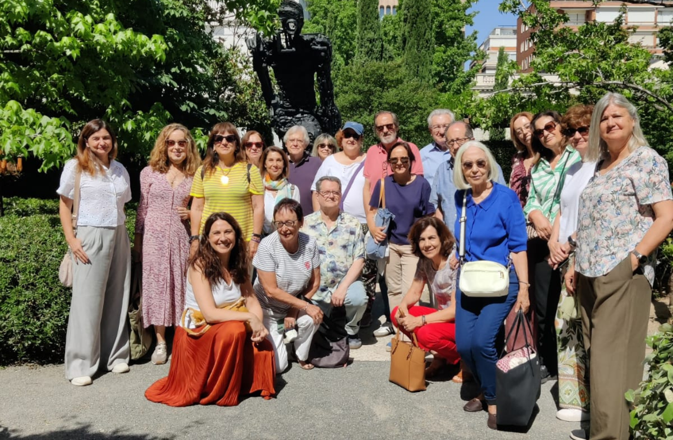 Foto de familia de los socios de la APM en el jardín de la Banca March