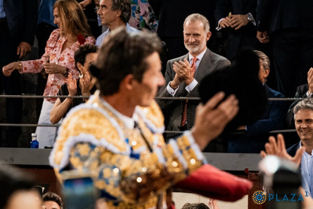 Diego Urdiales, a hombros, camino de la Puerta Grande, ante la mirada del Rey Felipe VI. Foto: Plaza 1