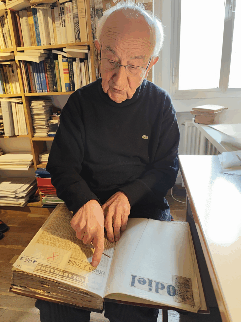 Márquez Reviriego muestra el primer artículo que escribió en el diario 'Odiel', de Huelva, y que guarda en un álbum. Foto: María Jesús García / APM