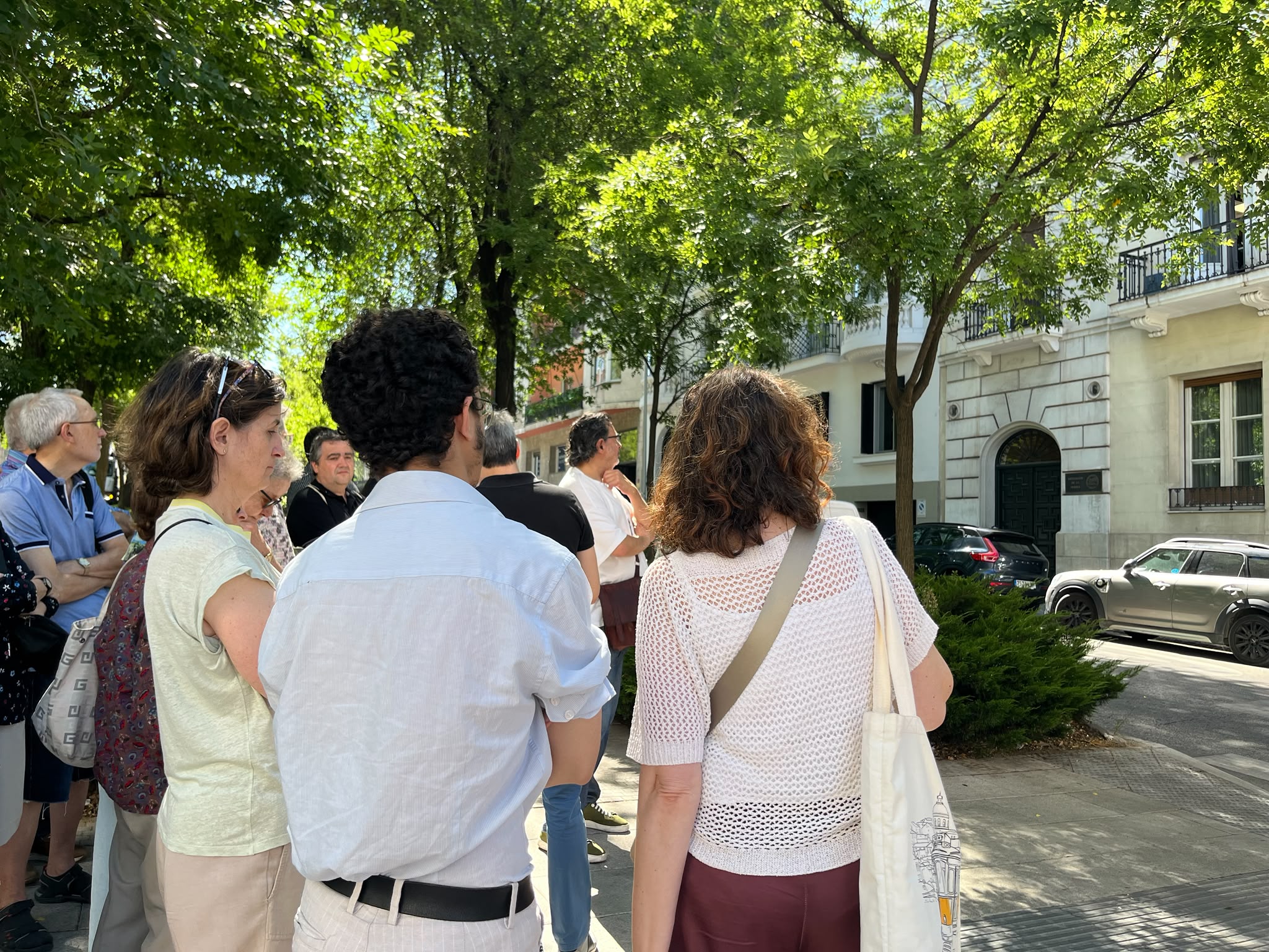 Admirando la fachada de la sede la APM