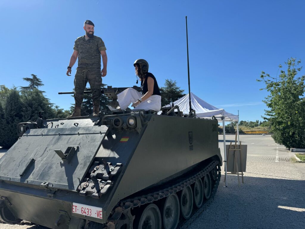 Alumna de las Jornadas en un carro de combate de la exposición estática. Foto: APM