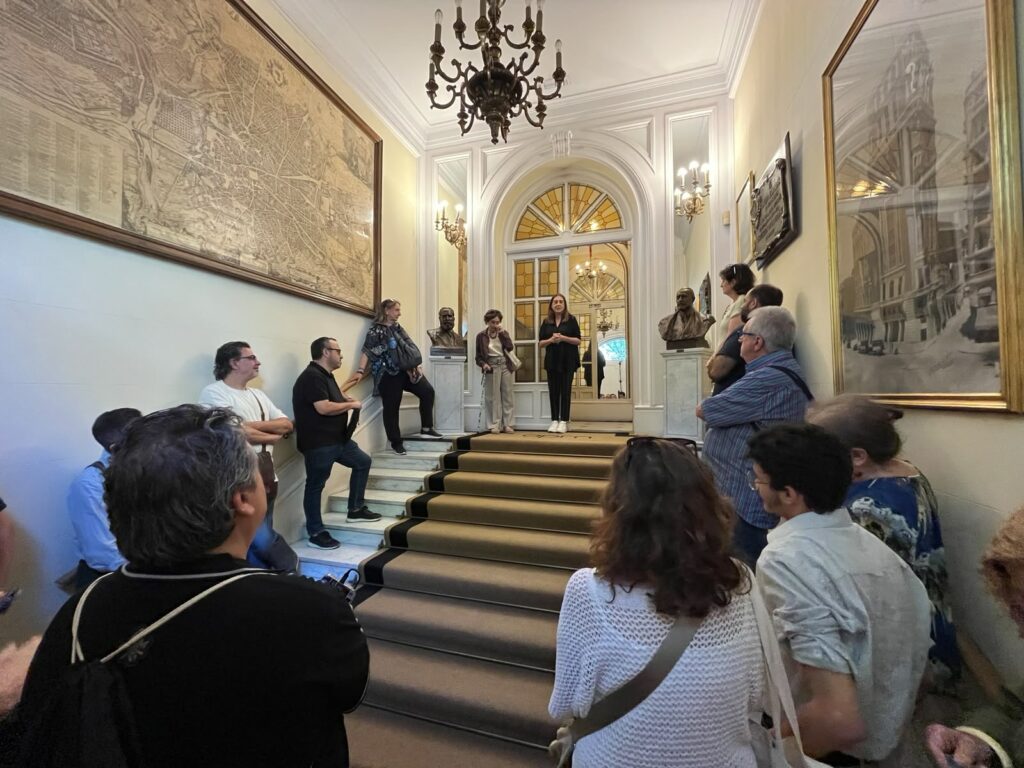 Mónica Tourón recibe a los visitantes en la entrada de la sede de la APM. Foto: APM